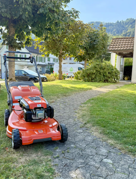 Arbeit von Hauswart- und Gärtnerarbeiten Evergreen
